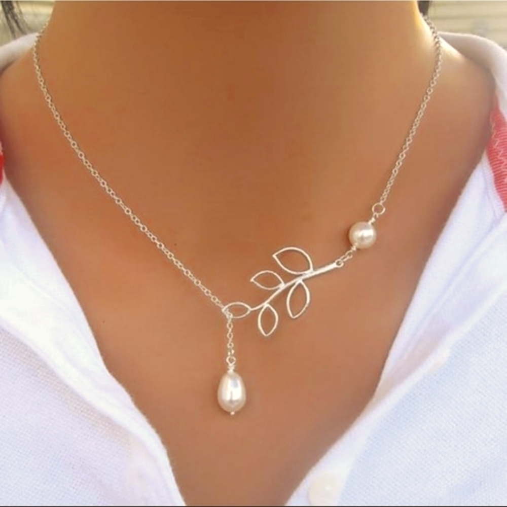 ♥️ NWOT LEAF PEARL DROP NECKLACE